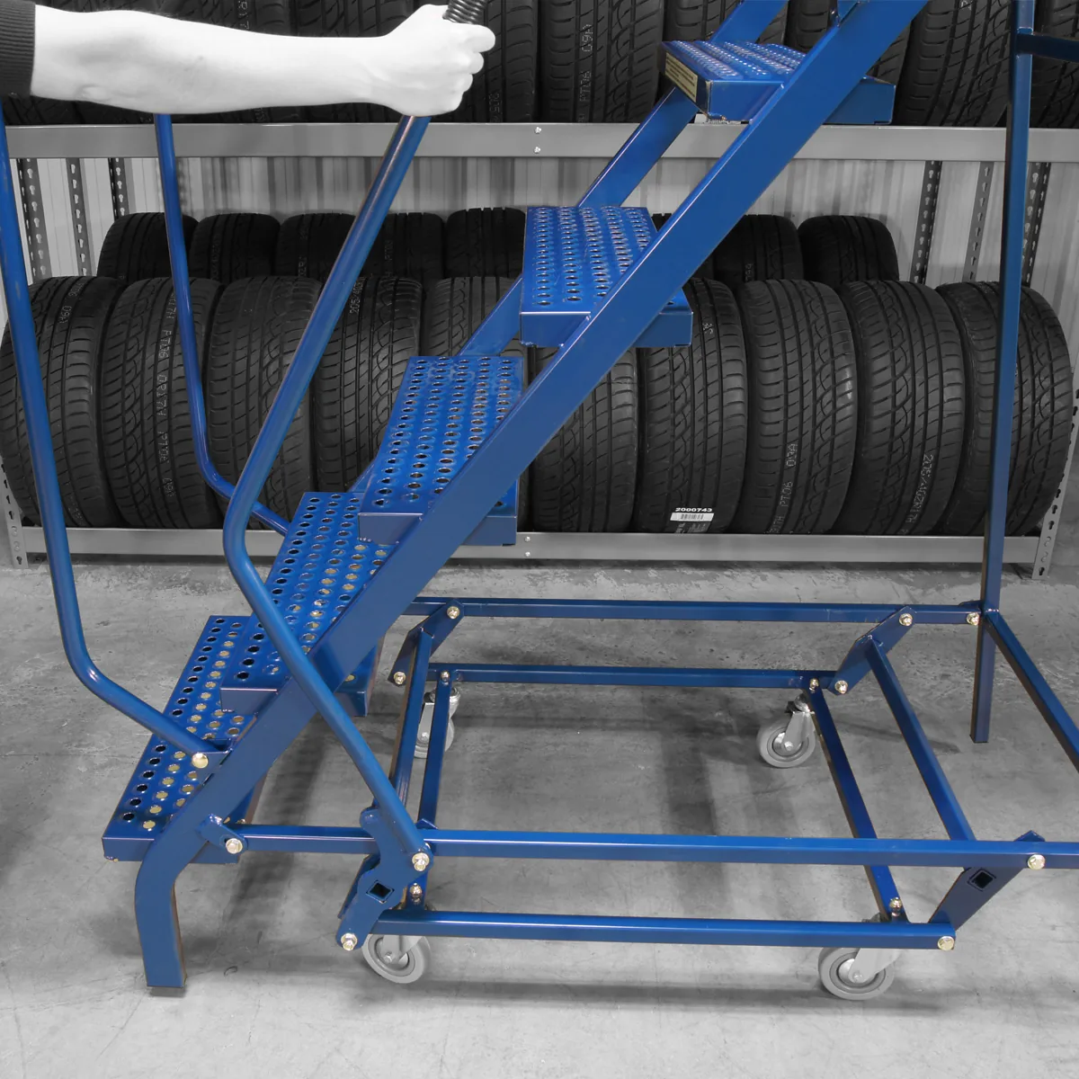 Seitliche Nahaufnahme der Stufen und Handläufe der blauen Industrietreppe