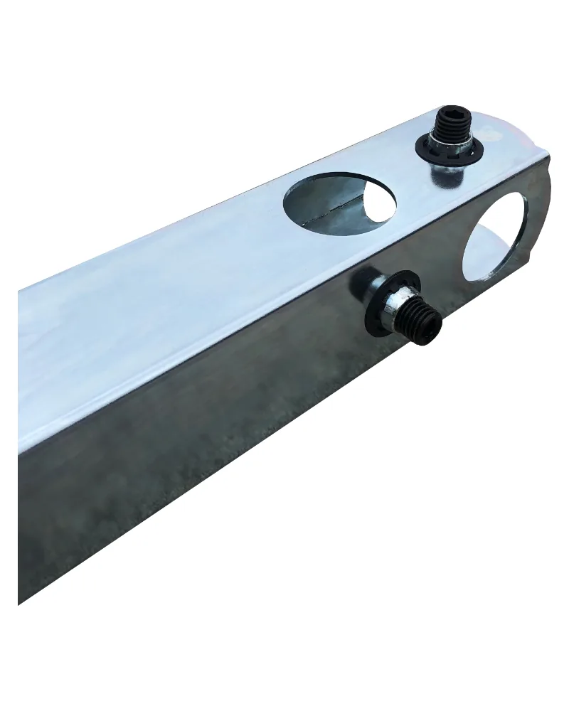 Nahaufnahme des Endbereichs eines verzinkten Rohrhalters 1.040 mm mit Rohröffnungen und drei Befestigungsschrauben