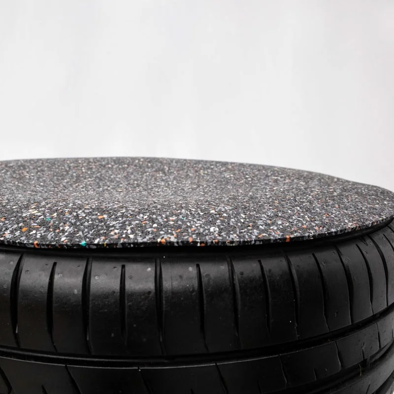 AHCON Anti-Slip Schutzmatte liegt flach auf einem Reifen