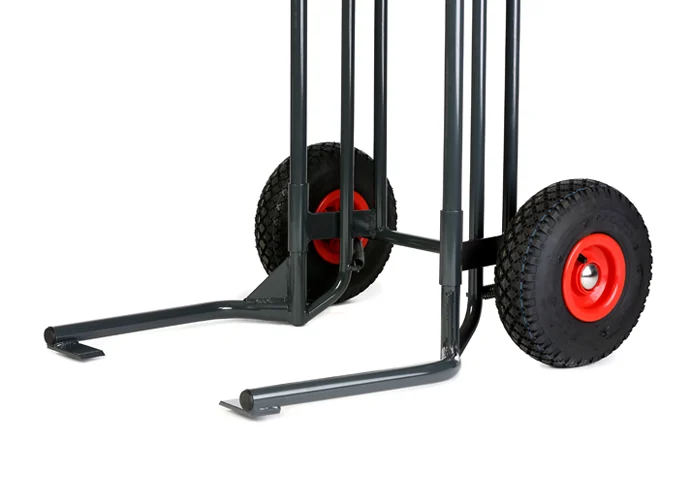 Nahaufnahme der geöffneten Wheel-Caddy-Gabeln mit Radachse und großem Reifenprofil