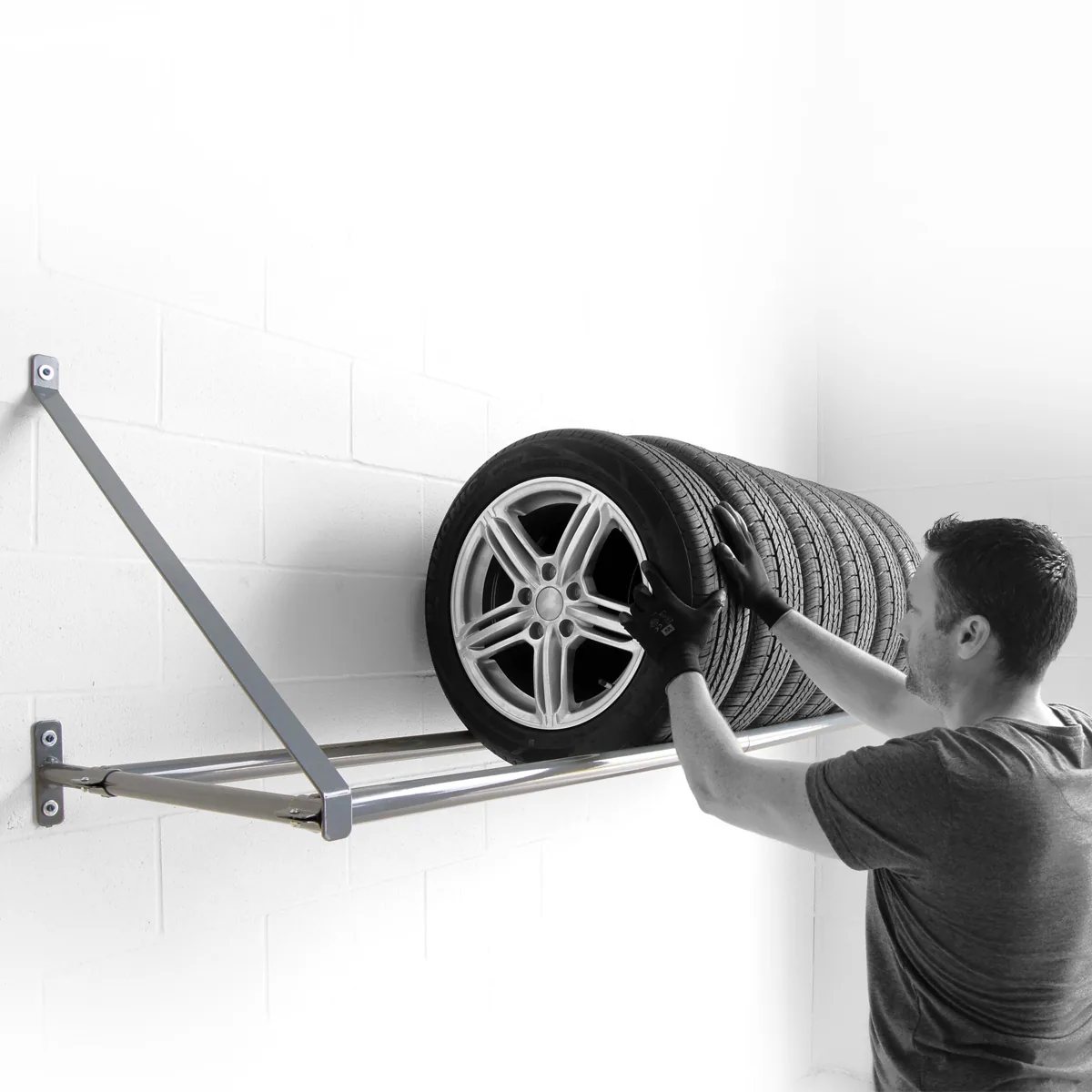 Wandregal für PKW- und SUV-Reifen