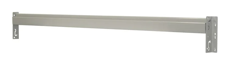 Nahansicht eines lichtgrauen F1-Trägerbalkens mit eingehängten Endplatten und Sicherungselement