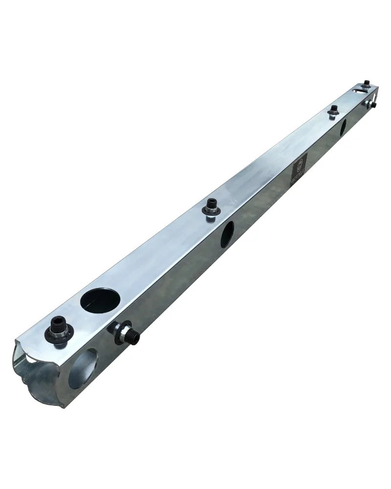 Freigestellter verzinkter Rohrhalter 1.040 mm mit mehreren Aufnahmebohrungen und Befestigungsschrauben in Schrägansicht
