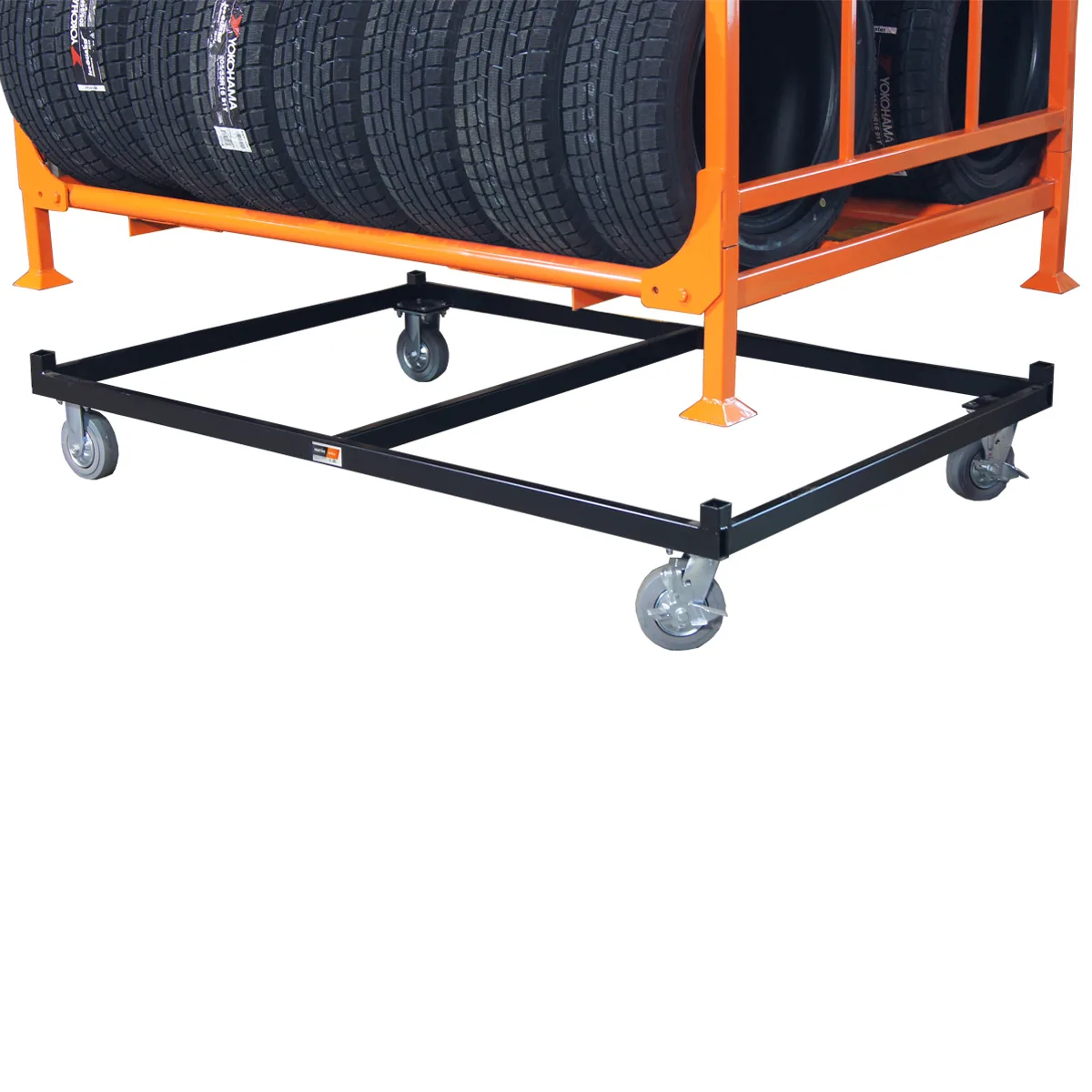 Schwarzer Rollunterwagen unter einer orangefarbenen MLTFD-Reifenpalette