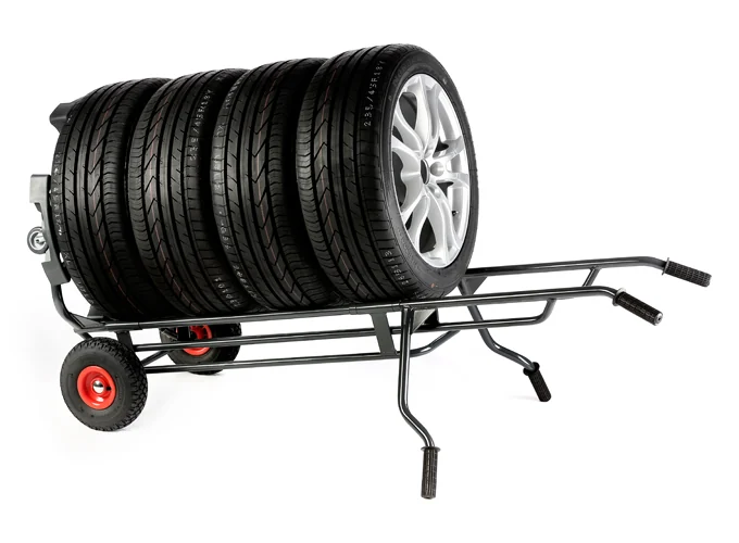 Gekippter Wheel Caddy mit einem hohen, waagerecht aufgenommenen Reifenstapel