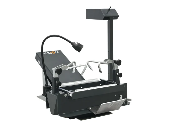 AHCON TS 9000 in linker Schrägansicht mit Arbeitsleuchte, Rollenauflage und Spreizarmen
