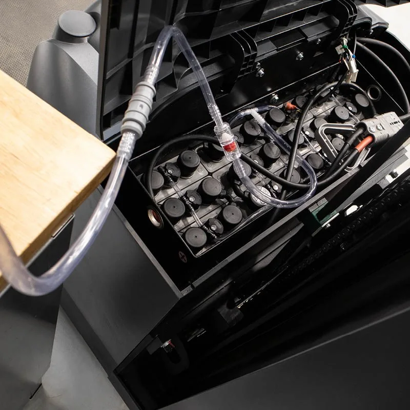 Anschluss zur Batteriewartung am AHCON Tower Lift