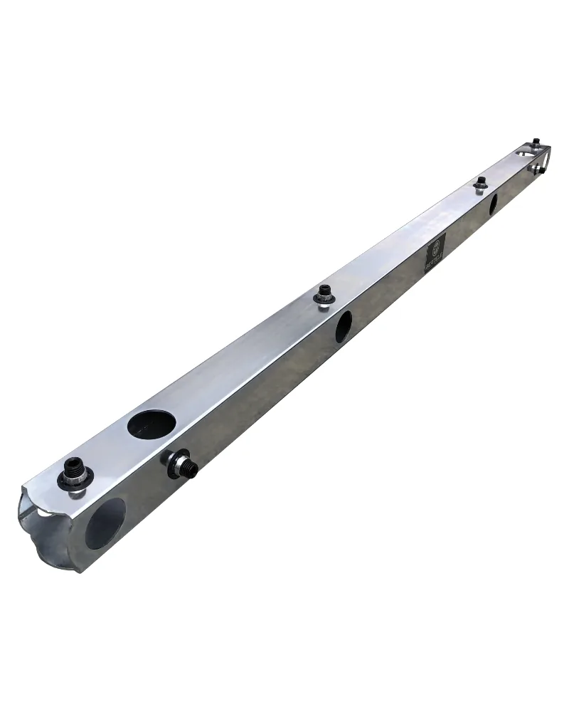 Freigestellter verzinkter Rohrhalter 1.180 mm mit Aufnahmeöffnungen und Befestigungsschrauben in Schrägansicht