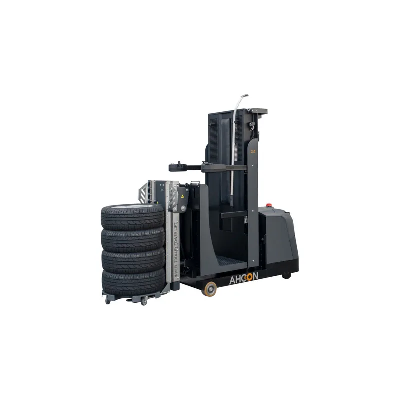 Wheel Trolley Tower Lift 2.0 mit aufgenommenem Transportwagen und gestapelten Reifen in Bodennähe
