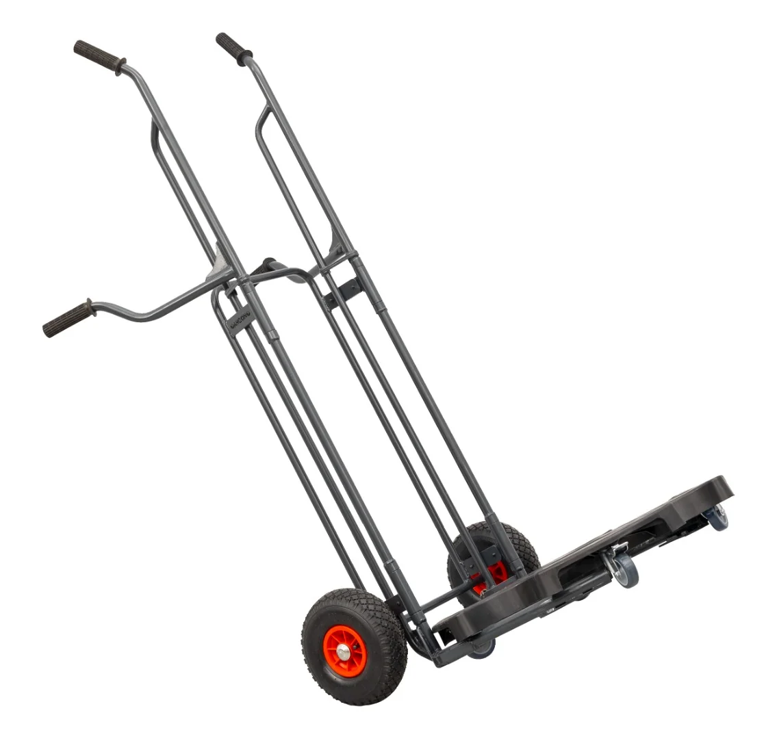 Gekippter Wheel Caddy PLUS greift mit seinen Gabeln unter einen leeren Wheel Trolley