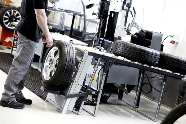 AHCON Wheel Lift WL 900 hebt ein Komplettrad automatisch auf Arbeitshöhe