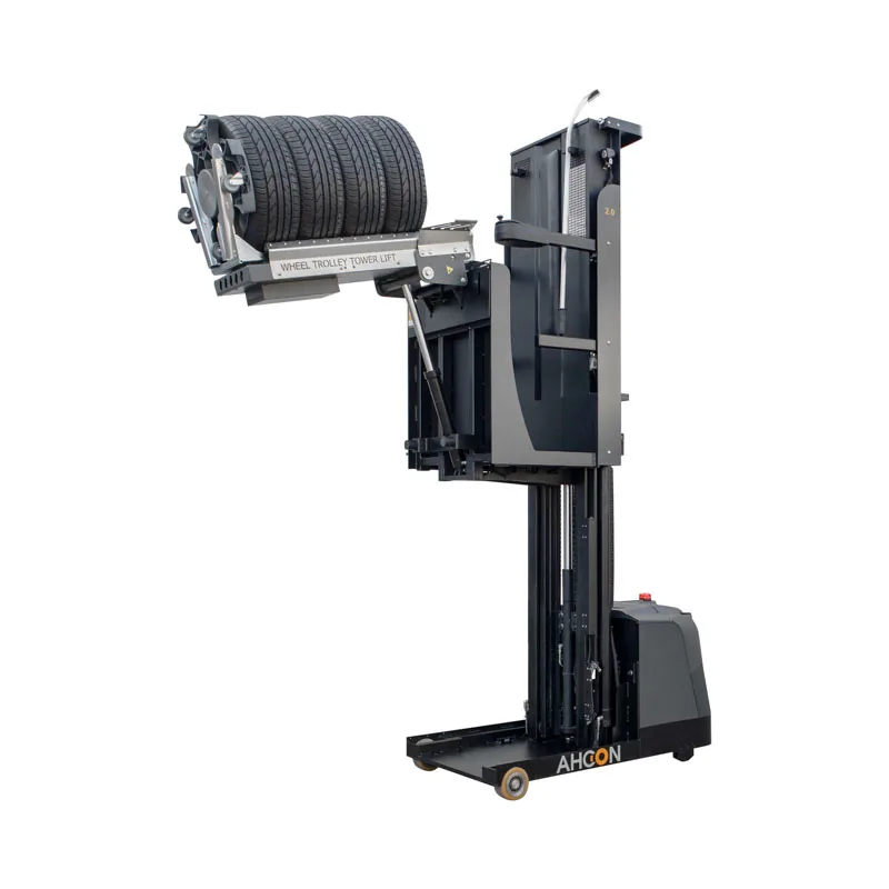 Tower Lift 2.0 mit angehobenem Transportwagen und fünf Reifen auf mittlerer Masthöhe