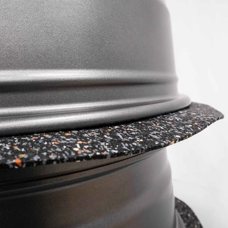 AHCON Anti-Slip Matte liegt als Schutzlage zwischen zwei Leichtmetallfelgen