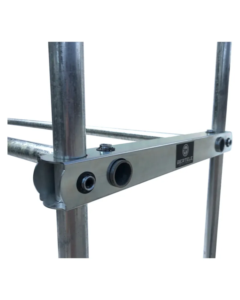 Detailansicht des verzinkten BMT-Klemmsystems mit Rohrhalter zwischen den Standrohren eines Reifenregals