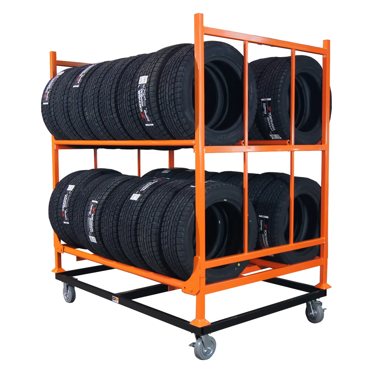 Beladene orange Reifenpalette mit zwei Reifenebenen auf schwarzem Rollunterwagen