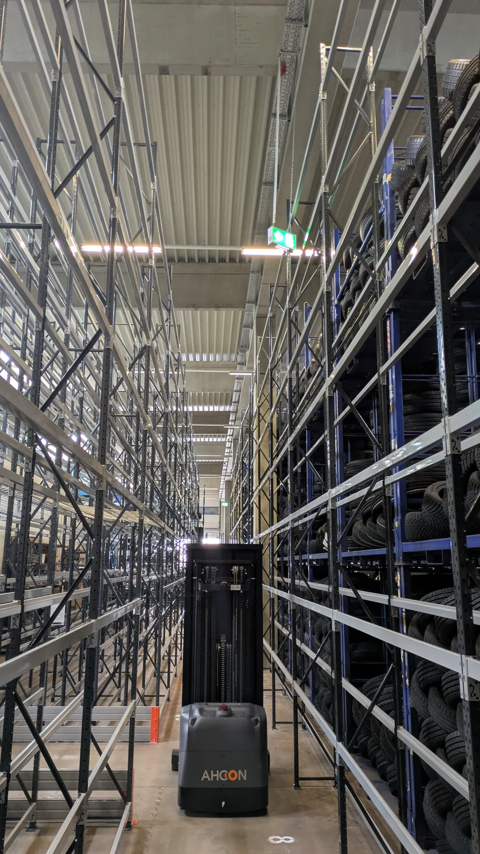AHCON Tower Lift im Gang der neuen F1-Regalanlage bei Reifen Müller