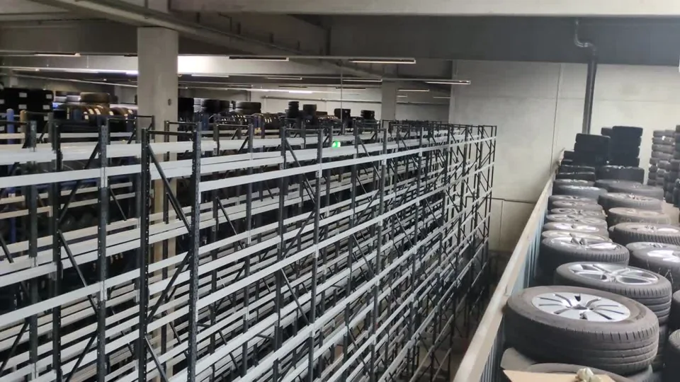 Blick aus erhöhter Position über die neue AHCON F1-Regalanlage bei Reifen Müller in Leipheim