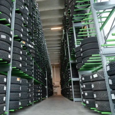 Frendix Fixed Tire Rack mit liegend gestapelten Radsätzen